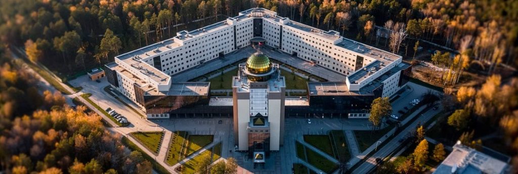 Novosibirsk Devlet Üniversitesinin eğitim dili Rusça ve İngilizce olmakla birlikte hazırlık eğitimi de bulunmaktadır. Öğrencilere 120’yi aşkın eğitim programı sunmaktadır. Tıp, Hukuk, Psikoloji, Bilgisayar Mühendisliği bunların bazılarıdır. Aynı zamanda 3000 öğretim üyesi ve çalışanı vardır. Öğretim Üyeleri’nin %80 bilim adamalarından oluşmaktadır.